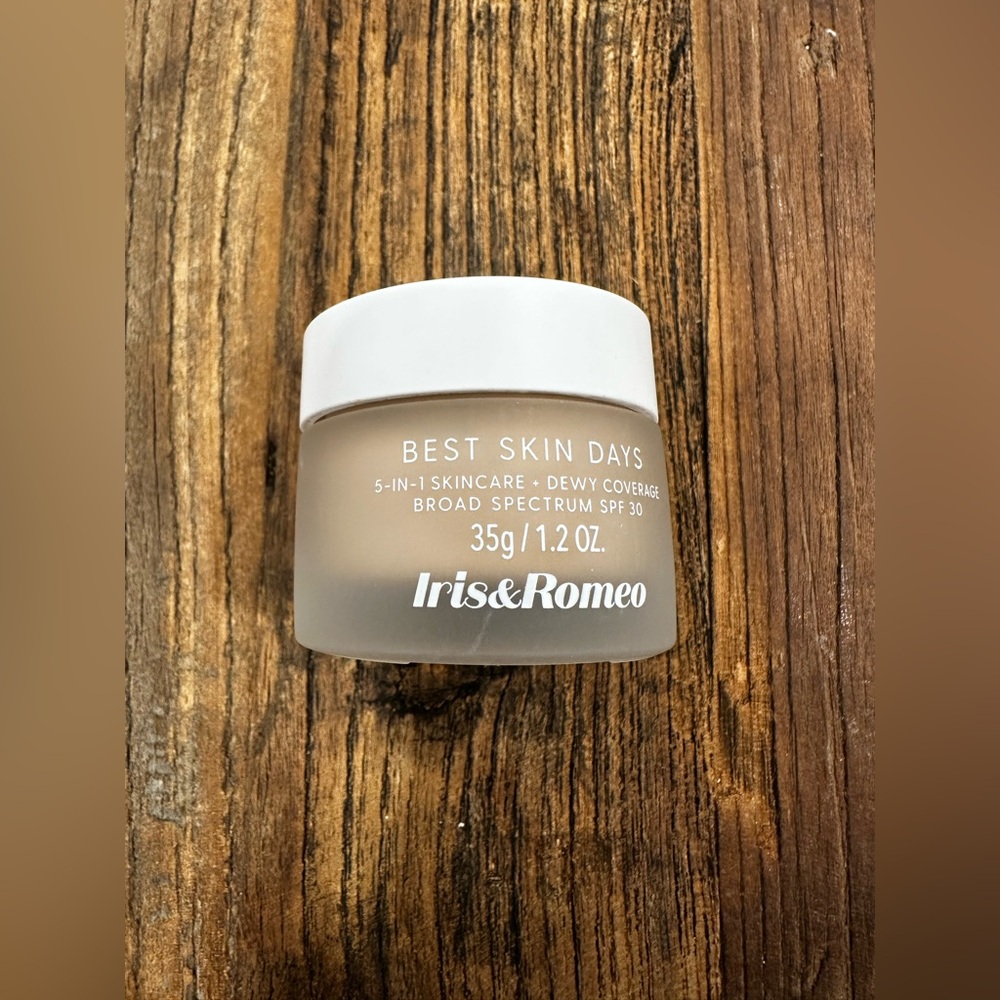 Iris and Romeo Best Skin Days 5-in-1 Skincare - skin tint - Picture 1 of 4